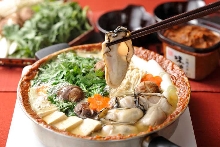 かきの土手鍋：自分好みの味に味噌を溶かしながら堪能できる！